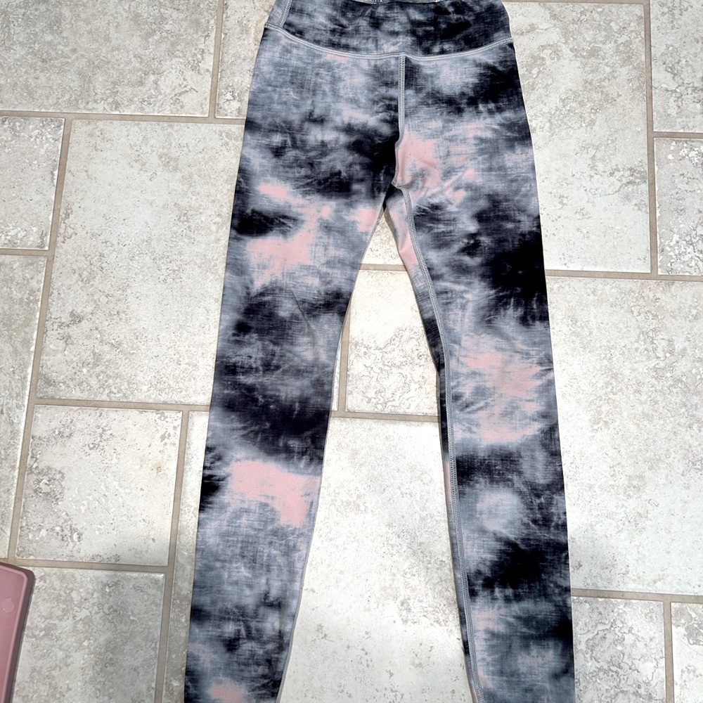 Athleta Girl printed Chit Chat tight. Size 7